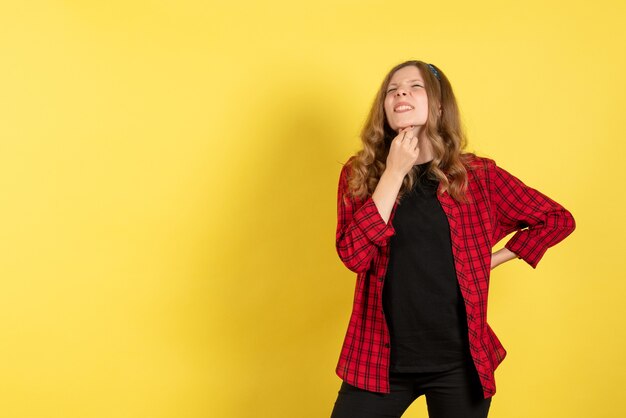 Vooraanzicht jonge vrouw in rood geruit overhemd poseren op gele achtergrond model meisjes vrouw kleur emotie menselijk vrouwelijk