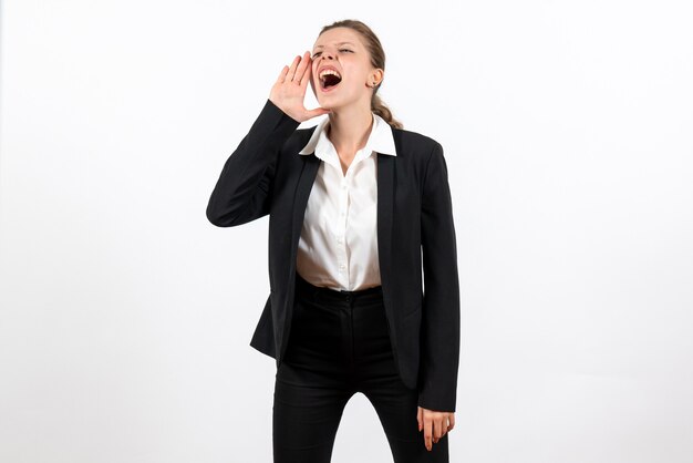 Vooraanzicht jonge vrouw in strikt klassiek pak iemand bellen op een witte achtergrond vrouw pak werk baan vrouw