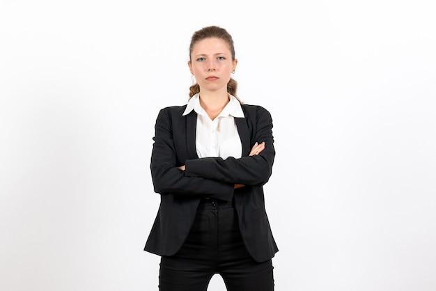 Vooraanzicht jonge vrouw in strikt klassiek pak poseren op een witte achtergrond kostuum zakelijke vrouw baan vrouwelijk werk