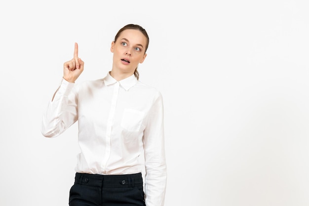 Vooraanzicht jonge vrouw in witte blouse die haar vinger opsteekt op een witte achtergrond baan kantoor vrouw gevoel model emotie