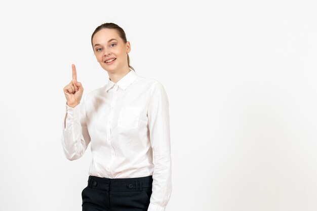 Vooraanzicht jonge vrouw in witte blouse die haar vinger opsteekt op een witte achtergrond baan kantoor vrouw gevoel model emotie