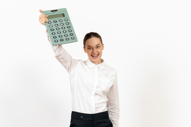 Vooraanzicht jonge vrouw in witte blouse met enorme rekenmachine op witte achtergrond kantoor vrouwelijke emotie gevoel baan