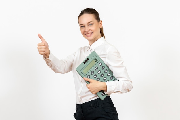 Vooraanzicht jonge vrouw in witte blouse met grote rekenmachine op witte achtergrond werknemer vrouwelijke emotie kantoorbaan white