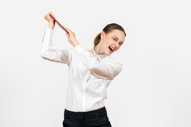 Vooraanzicht jonge vrouw in witte blouse met rood bestand die zich voorbereidt om ermee te slaan op een witte achtergrond kantoor vrouwelijke emoties die modelbaan voelen