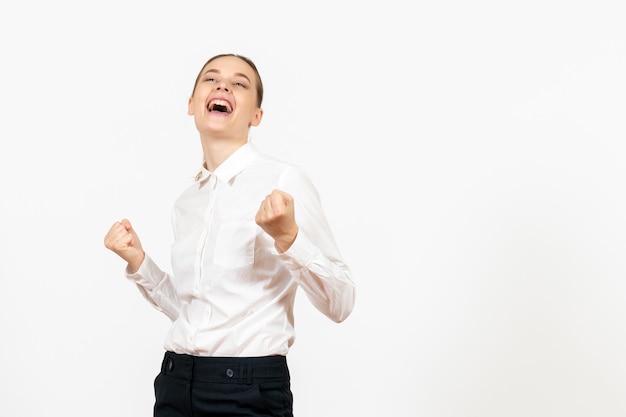 Vooraanzicht jonge vrouw in witte blouse met verheugend gezicht op witte achtergrond job office vrouwelijke emotie gevoel model