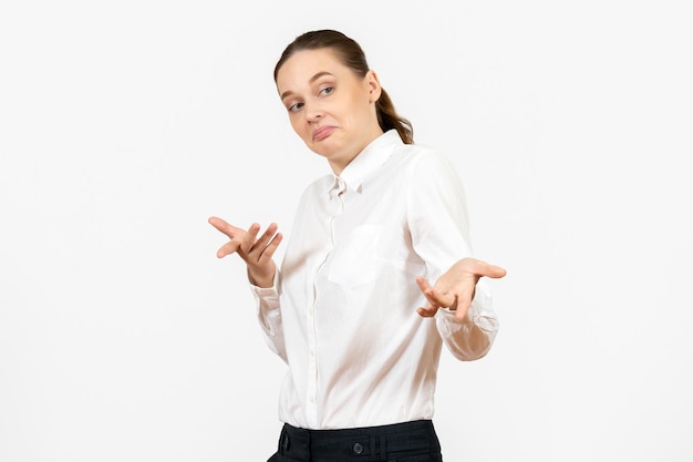 Vooraanzicht jonge vrouw in witte blouse met verwarde uitdrukking op witte achtergrond gevoel model baan kantoor emotie vrouwelijk