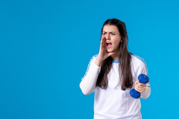 Vooraanzicht jonge vrouw met blauwe halters