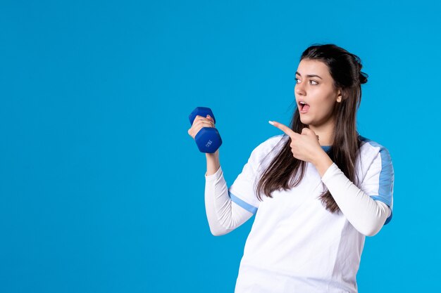 Vooraanzicht jonge vrouw met blauwe halters