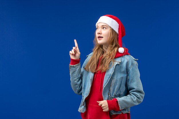 Vooraanzicht jonge vrouw met denkende uitdrukking, kerstvakantie kerstmis