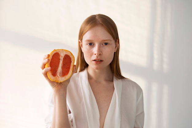 Vooraanzicht jonge vrouw met grapefruit