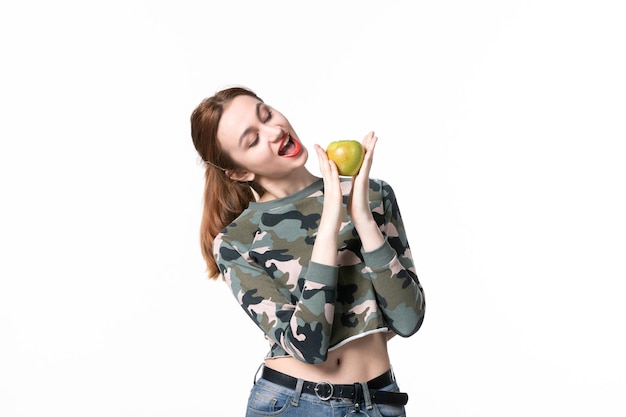 Vooraanzicht jonge vrouw met groene appel witte achtergrond maaltijd kleuren menselijk sap schotel voedsel boom pistool dieet schot fruit