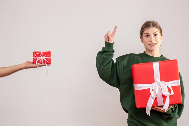 Vooraanzicht jonge vrouw met heden en het accepteren van een klein geschenk van de man