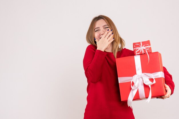 Vooraanzicht jonge vrouw met kerstcadeautjes