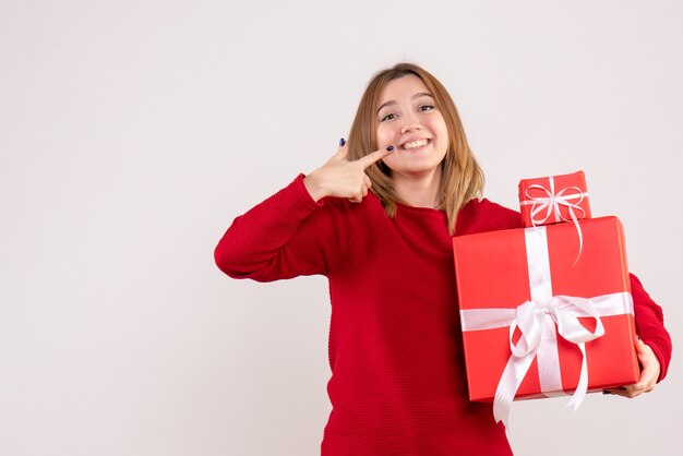 Vooraanzicht jonge vrouw met kerstcadeautjes