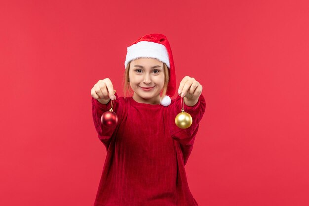 Vooraanzicht jonge vrouw met kerstspeelgoed, kerstvakantie emotie