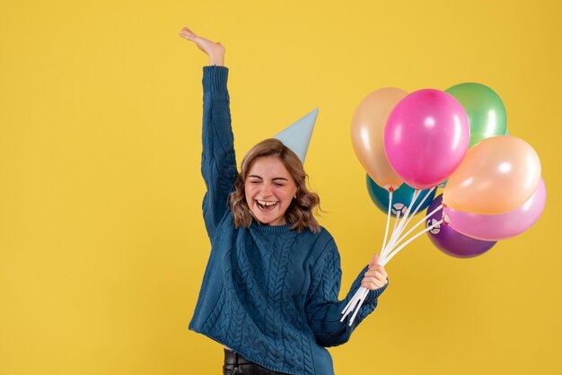 Vooraanzicht jonge vrouw met kleurrijke ballonnen