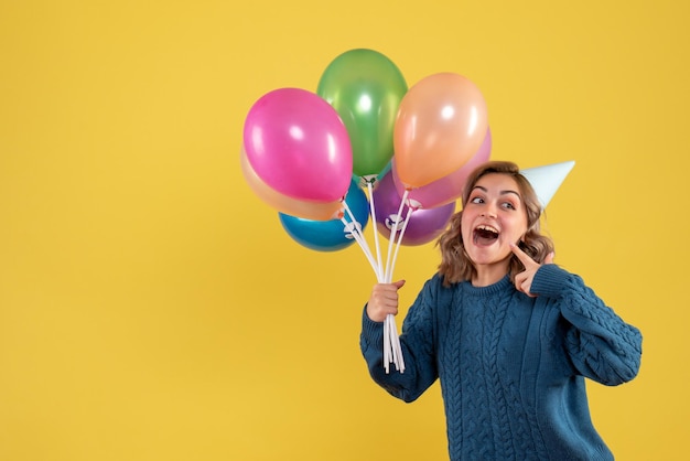 Vooraanzicht jonge vrouw met kleurrijke ballonnen