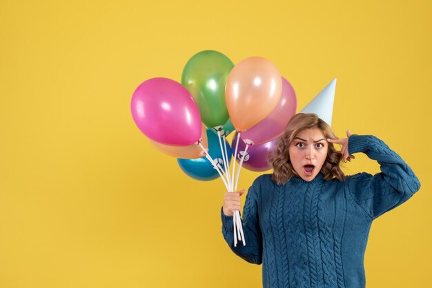 Vooraanzicht jonge vrouw met kleurrijke ballonnen