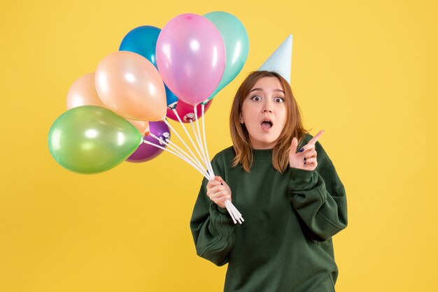 Vooraanzicht jonge vrouw met kleurrijke ballonnen