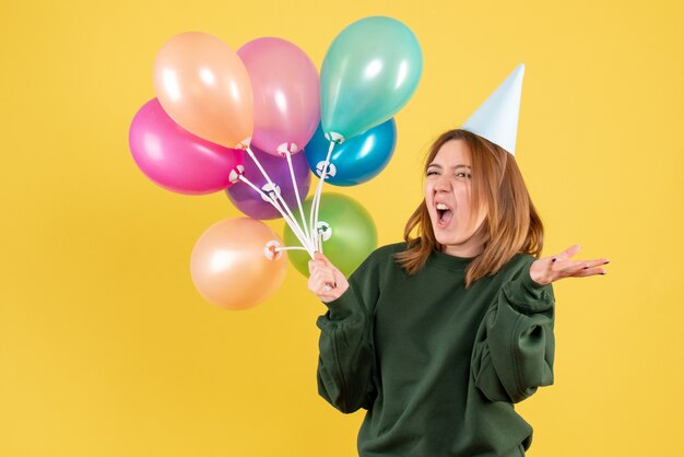 Vooraanzicht jonge vrouw met kleurrijke ballonnen