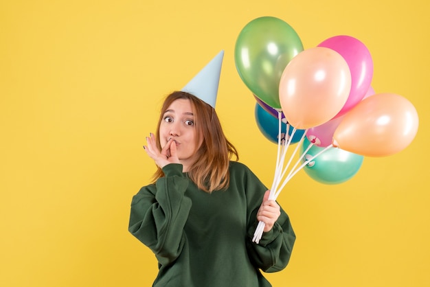 Vooraanzicht jonge vrouw met kleurrijke ballonnen