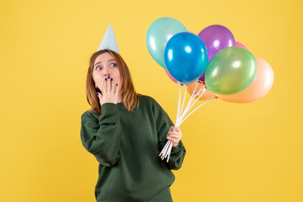 Vooraanzicht jonge vrouw met kleurrijke ballonnen