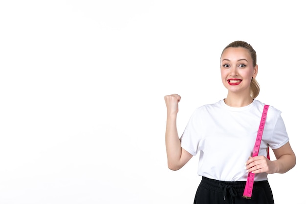 Vooraanzicht jonge vrouw met meetlint op witte achtergrond torso gewicht schaal verliezen afslanken heup meten huid taille schoonheid