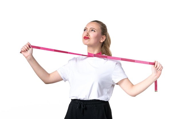 Vooraanzicht jonge vrouw met meetlint rond haar keel op witte achtergrond verliezen huid heup meten afslanken schoonheid torso