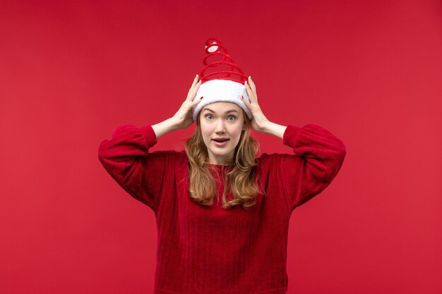 Vooraanzicht jonge vrouw met rode kerstmuts, vakantie kerst