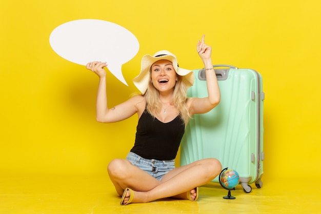 Gratis foto vooraanzicht jonge vrouw met witte tekstballon