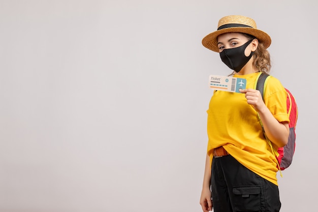 Vooraanzicht jonge vrouw met zwart masker met reiskaartje