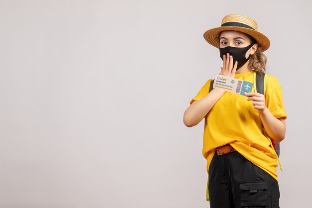 Vooraanzicht jonge vrouw met zwart masker met reiskaartje