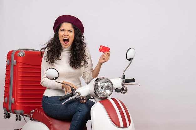 Vooraanzicht jonge vrouw op fiets met rode bankkaart op witte achtergrond stad kleur weg voertuig motorfiets snelheid vakantie geld
