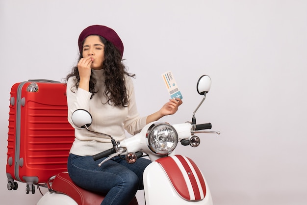 Vooraanzicht jonge vrouw op fiets met ticket op witte achtergrond vlucht kleur motorfiets vakantie voertuig stad snelheid