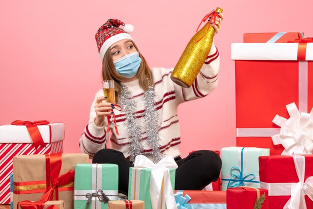 Vooraanzicht jonge vrouw zitten rond cadeautjes en vieren