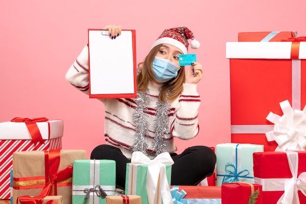 Vooraanzicht jonge vrouw zitten rond cadeautjes