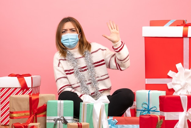 Vooraanzicht jonge vrouw zitten rond cadeautjes