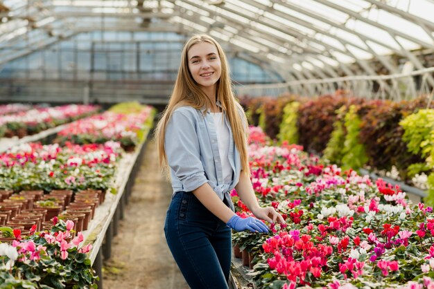 Vooraanzicht jonge vrouw zorgzame bloemen