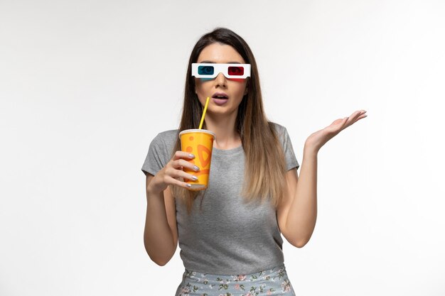 Vooraanzicht jonge vrouwelijke frisdrank drinken in d zonnebril op wit oppervlak