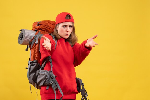 Vooraanzicht jonge vrouwelijke reiziger met rugzak handen bereiken