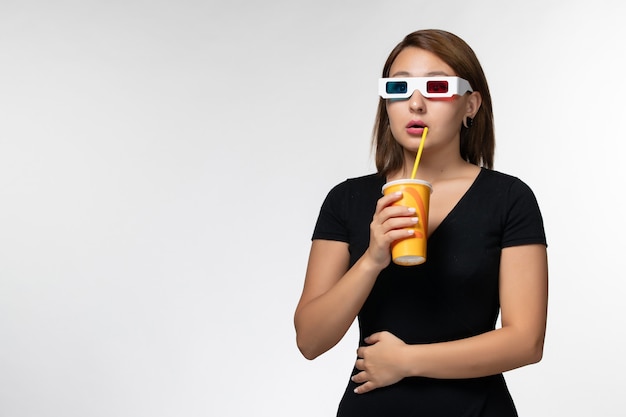 Vooraanzicht jonge vrouwelijke soda in d zonnebril op wit oppervlak te houden