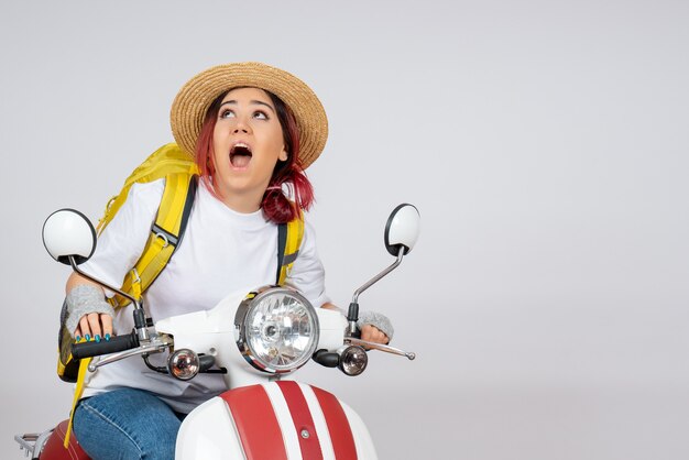 Vooraanzicht jonge vrouwelijke toerist zittend op motorfiets op witte muur voertuig vrouw snelheid foto rit toeristen
