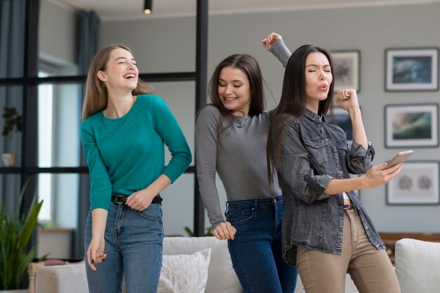 Vooraanzicht jonge vrouwen die binnen dansen