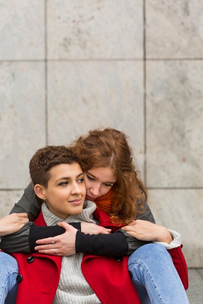 Vooraanzicht jonge vrouwen samen