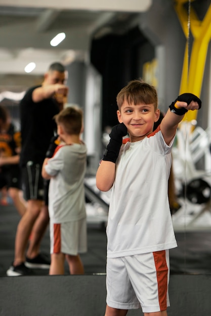 Gratis foto vooraanzicht jongen training in de sportschool