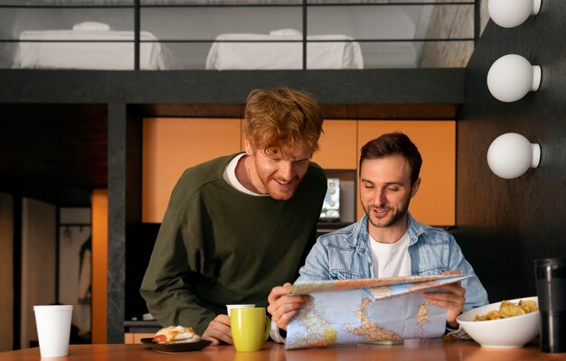 Vooraanzicht jongeren in een hostel