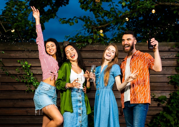 Vooraanzicht jongeren lachen buitenshuis