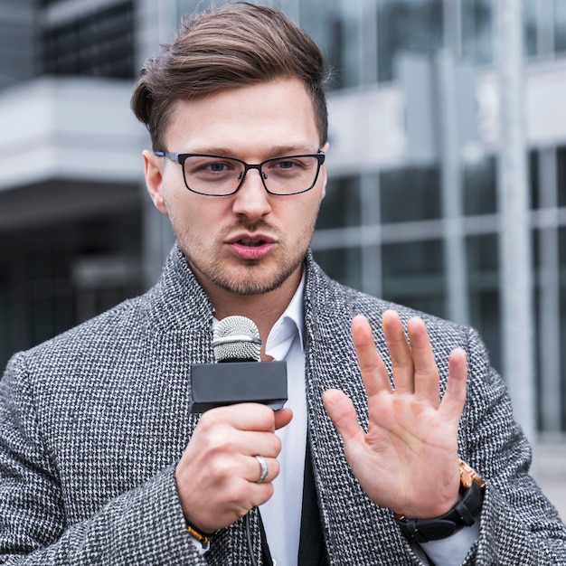 Vooraanzicht journalist man