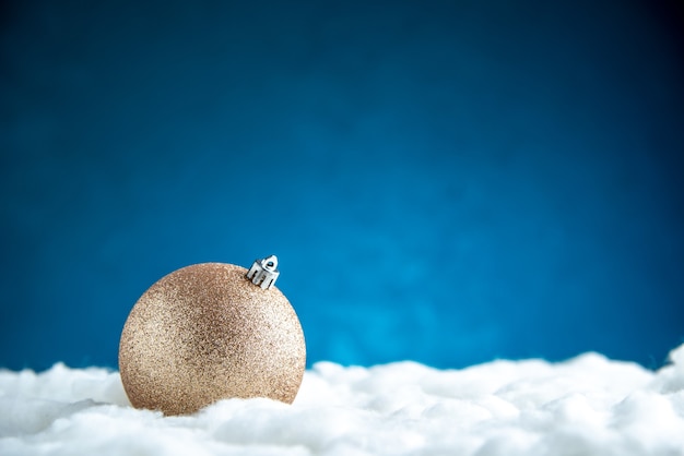 Vooraanzicht kerstboom bal