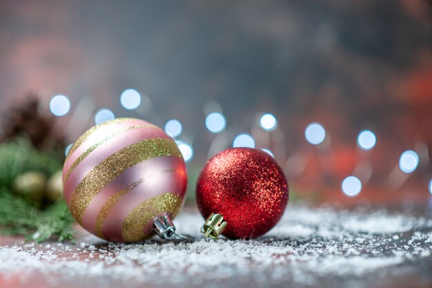 Vooraanzicht kerstboomballen kokospoeder op donkere vrije ruimte